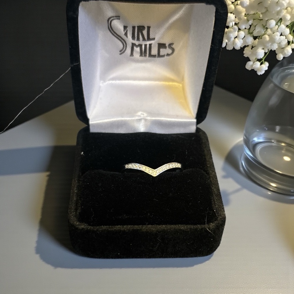 Sterling Silver Moissanite Chevron V Ring – Size 8 – New